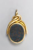 A yellow metal, bloodstone and sardonyx set swivelling fob seal,overall 41mm, gross 11.3 grams.