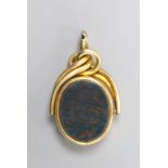 A yellow metal, bloodstone and sardonyx set swivelling fob seal,overall 41mm, gross 11.3 grams.