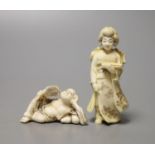 A Japanese ivory figure of a bijin and an ivory netsuke of Hotei, early 20th century, okimono 8cm