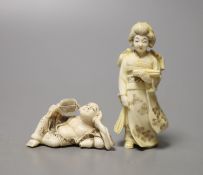 A Japanese ivory figure of a bijin and an ivory netsuke of Hotei, early 20th century, okimono 8cm