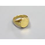 A modern 18ct gold small signet ring, size G,7.7 grams.