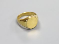 A modern 18ct gold small signet ring, size G,7.7 grams.