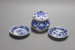 A pair of Chinese blue and white dishes and a similar jar and cover, tallest 12cm