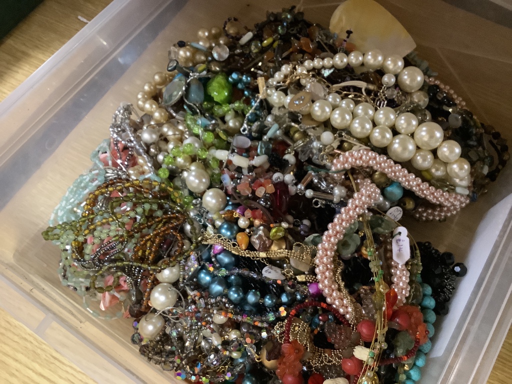 A large quantity of costume jewellery - Image 2 of 2