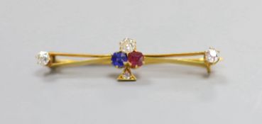An Edwardian yellow metal, ruby, sapphire and diamond set clover bar brooch,39mm, gross weight 3