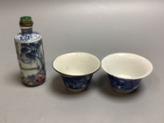 Two 19th century blue and white Chinese tea bowls and a 19th century snuff bottle, 9cm.