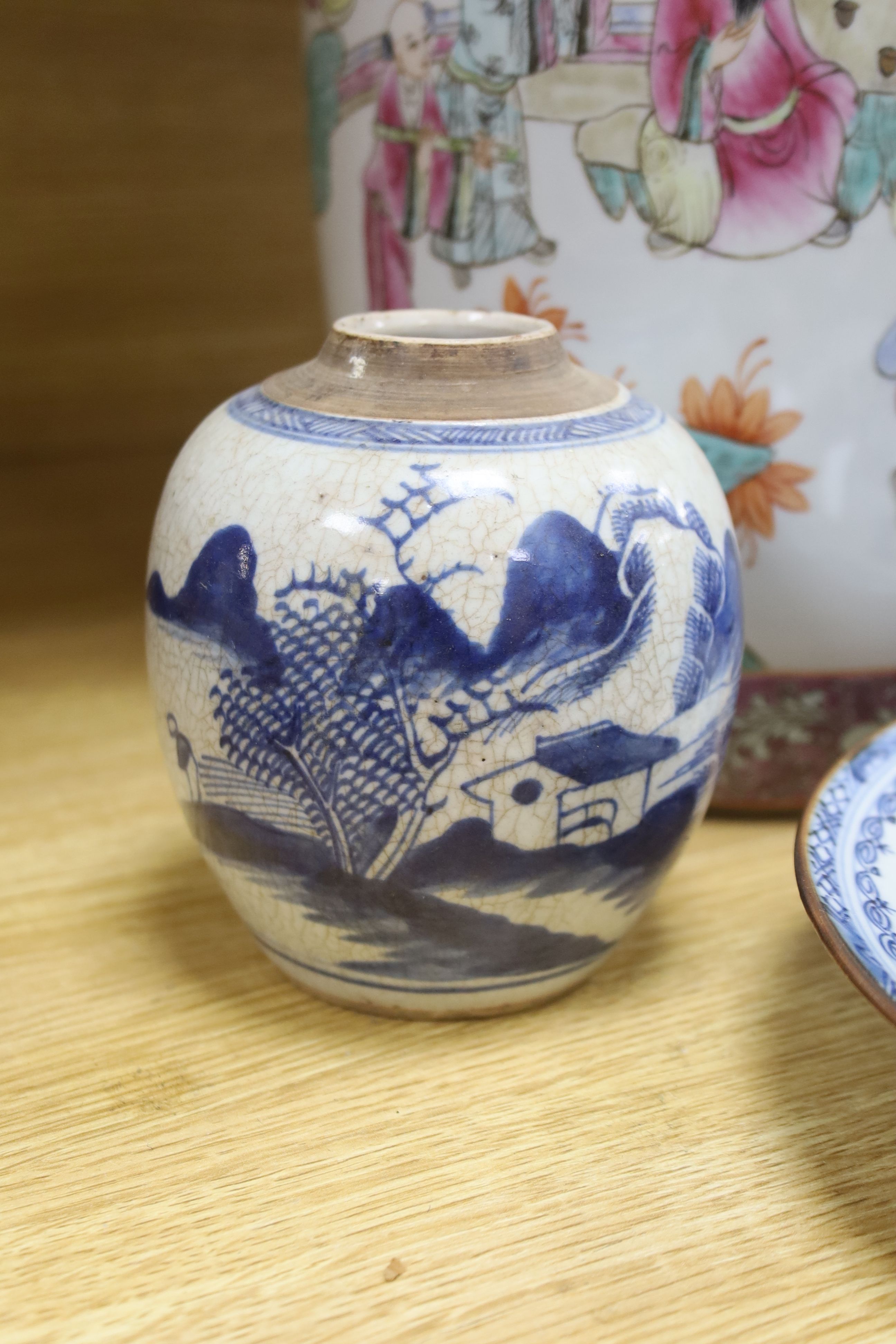 A Chinese blue and white dish, a bottle vase and jar, together with a famille rose jar lacking - Image 3 of 5