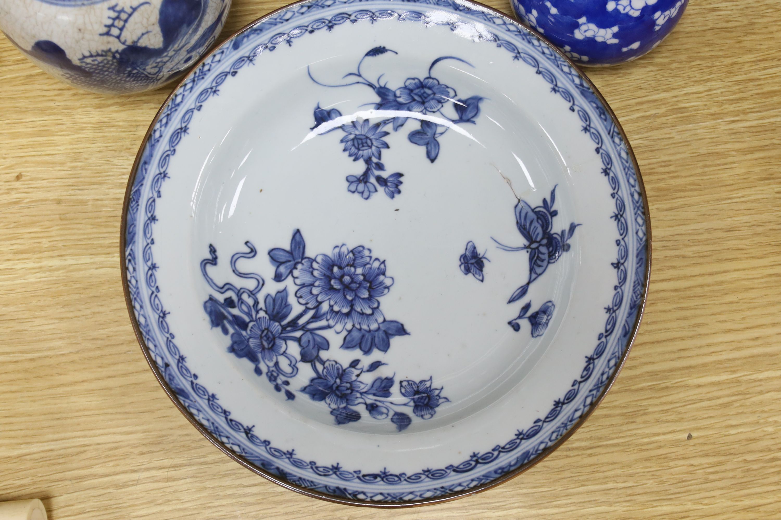 A Chinese blue and white dish, a bottle vase and jar, together with a famille rose jar lacking - Image 2 of 5