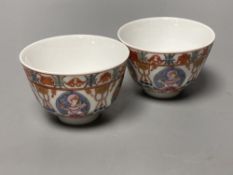 A pair of Chinese enamelled porcelain bowls, diameter 9cm