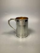 A George III silver mug, with reeded bands, marks rubbed, circa 1800,height 12.1cm, 9.5oz.