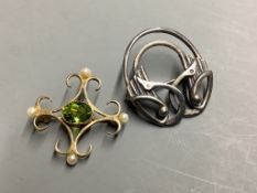 A modern 9ct gold, peridot and seed pearl set brooch, 27mm, gross 2.4 grams and a white metal