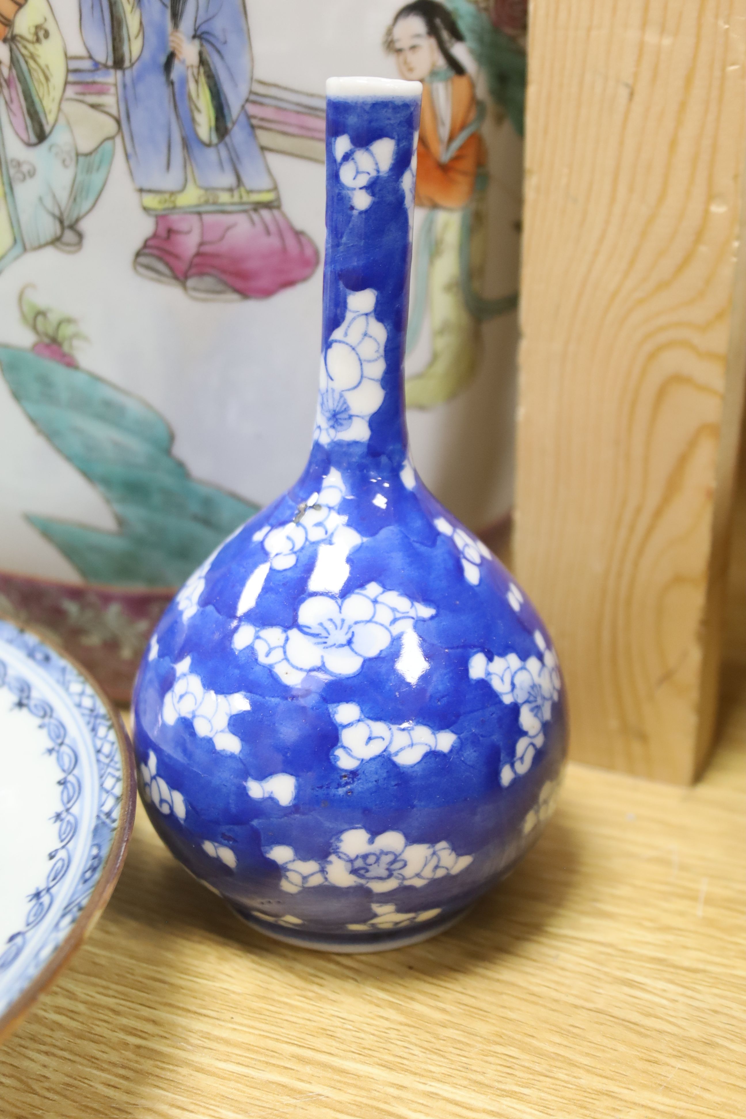A Chinese blue and white dish, a bottle vase and jar, together with a famille rose jar lacking - Image 4 of 5