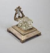 An early 20th century Russian 84 zolotnik inkstand, with glass well and lyre shaped pen rest,base