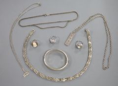 A modern silver necklace and other modern jewellery.