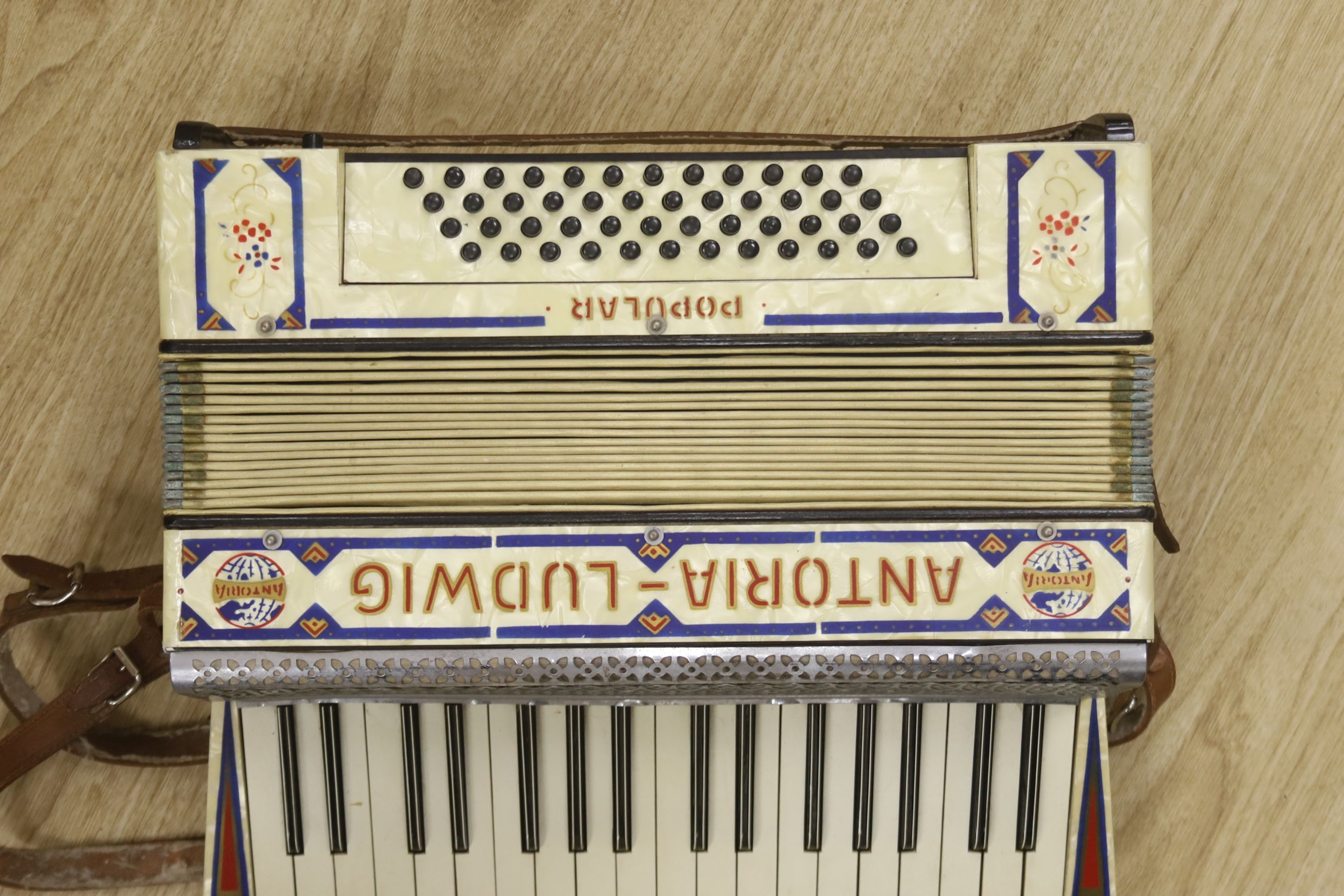 A cased Antoria Ludwig accordian, cased - Image 3 of 4