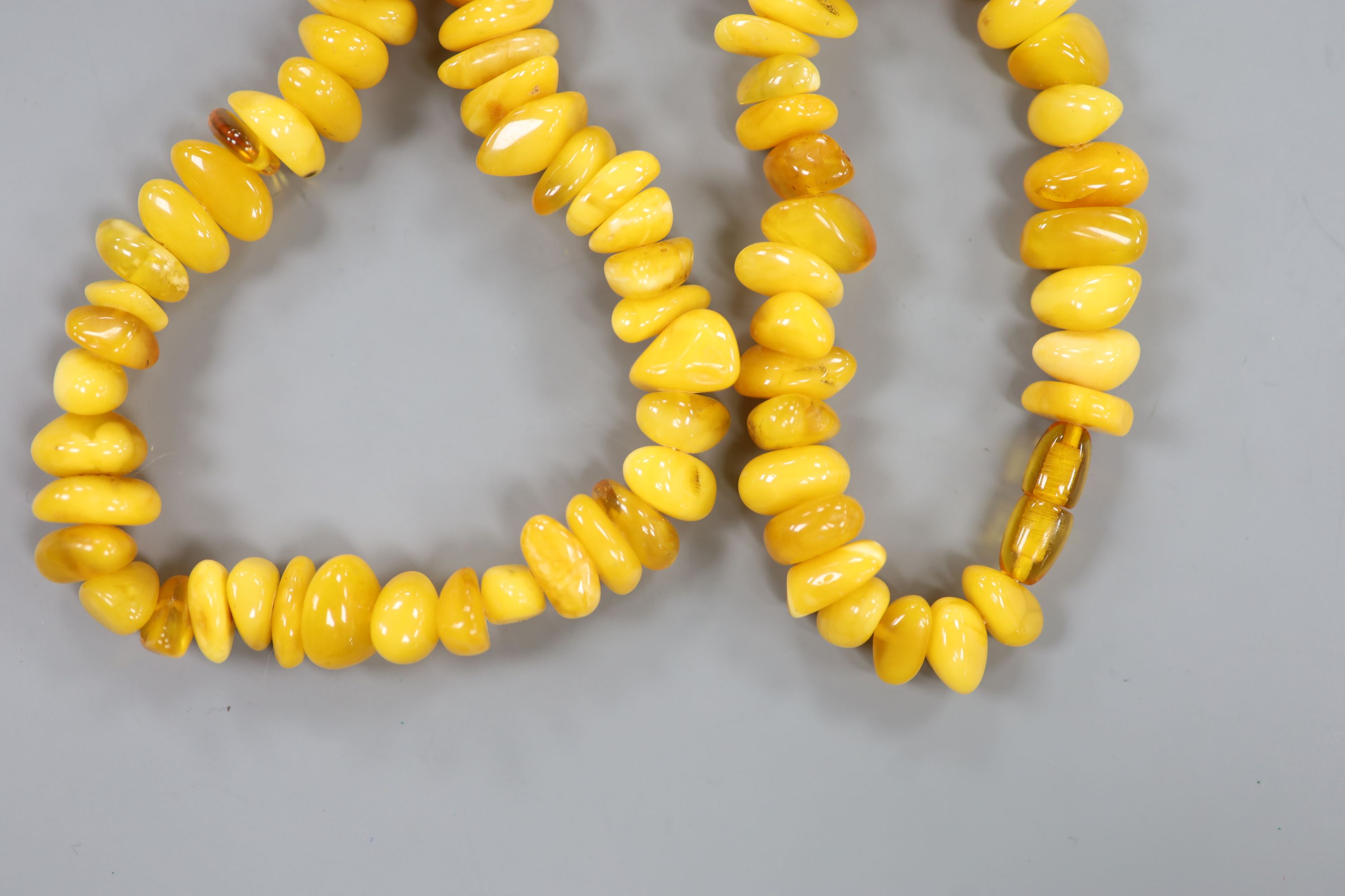 A single strand amber pebble necklace, approximately 66cm, gross weight 75 grams. - Image 2 of 3