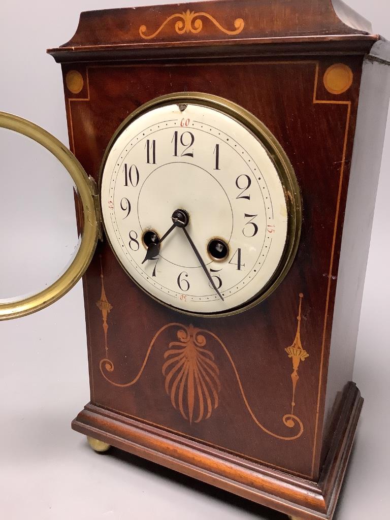 An early 20th century mahogany and marquetry mantel clock, 27 cm high - Image 2 of 3