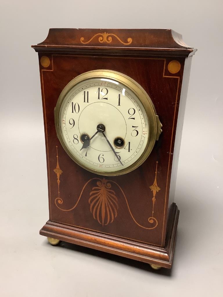 An early 20th century mahogany and marquetry mantel clock, 27 cm high