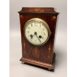 An early 20th century mahogany and marquetry mantel clock, 27 cm high