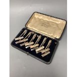 A cased set of six Edwardian silver asparagus tongs, George Howson, Sheffield, 1903,85mm.