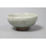 A Chinese crackle glaze bowl9.5cm diam