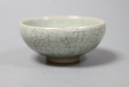 A Chinese crackle glaze bowl9.5cm diam