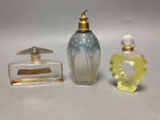 A Baccart Le Parfum D'Antoni bottle, a Lalique Nina Ricci bottle and a 'Paradis' scent bottle
