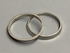 Two platinum wedding rings, both size P, 5.5 grams.