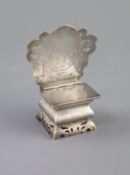 An early 20th century Russian 84 zolotnik silver salt throne,with engraved decoration, 1908-1917