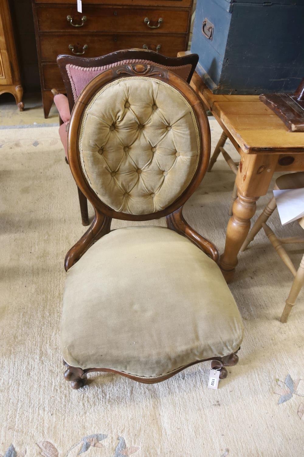 A Victorian walnut spoonback nursing chair - Image 2 of 2