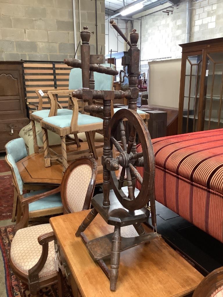 A provincial turned beech spinning wheel, height 100cm - Image 2 of 4