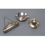 An Art Deco silver nut dish with fan shaped handles, Birmingham, 1934, 11.5cm, a silver purse and a