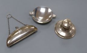 An Art Deco silver nut dish with fan shaped handles, Birmingham, 1934, 11.5cm, a silver purse and a