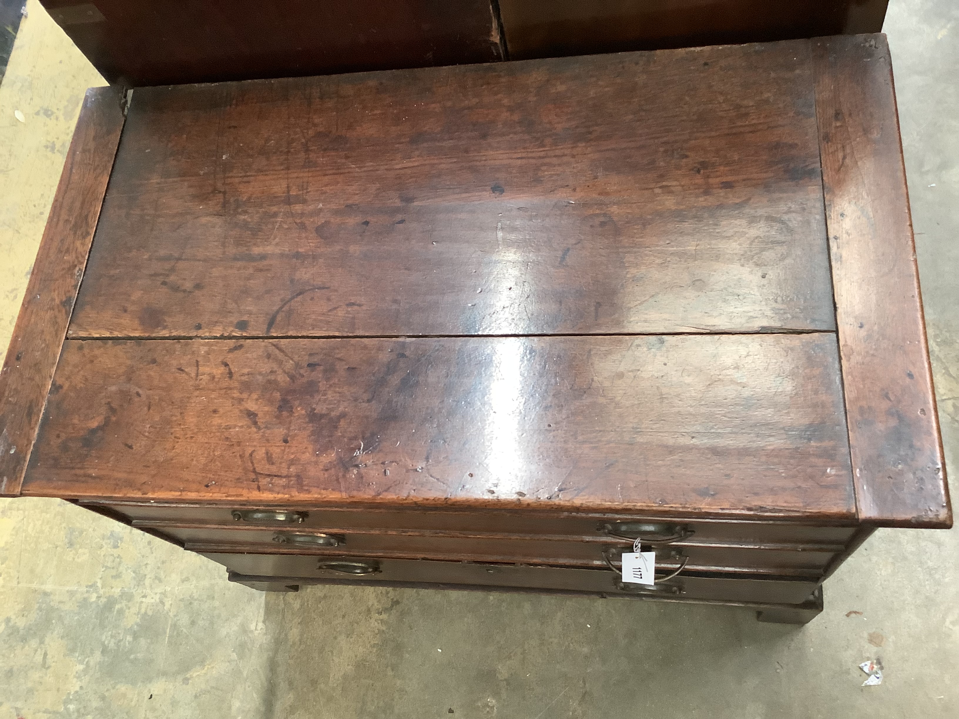 A small 18th century oak mule chest, width 90cm, depth 49cm, height 73cm - Image 2 of 4