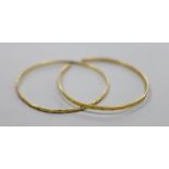 Two Middle Eastern yellow metal bangles (one cut),14.4 grams.