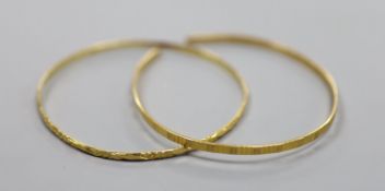 Two Middle Eastern yellow metal bangles (one cut),14.4 grams.