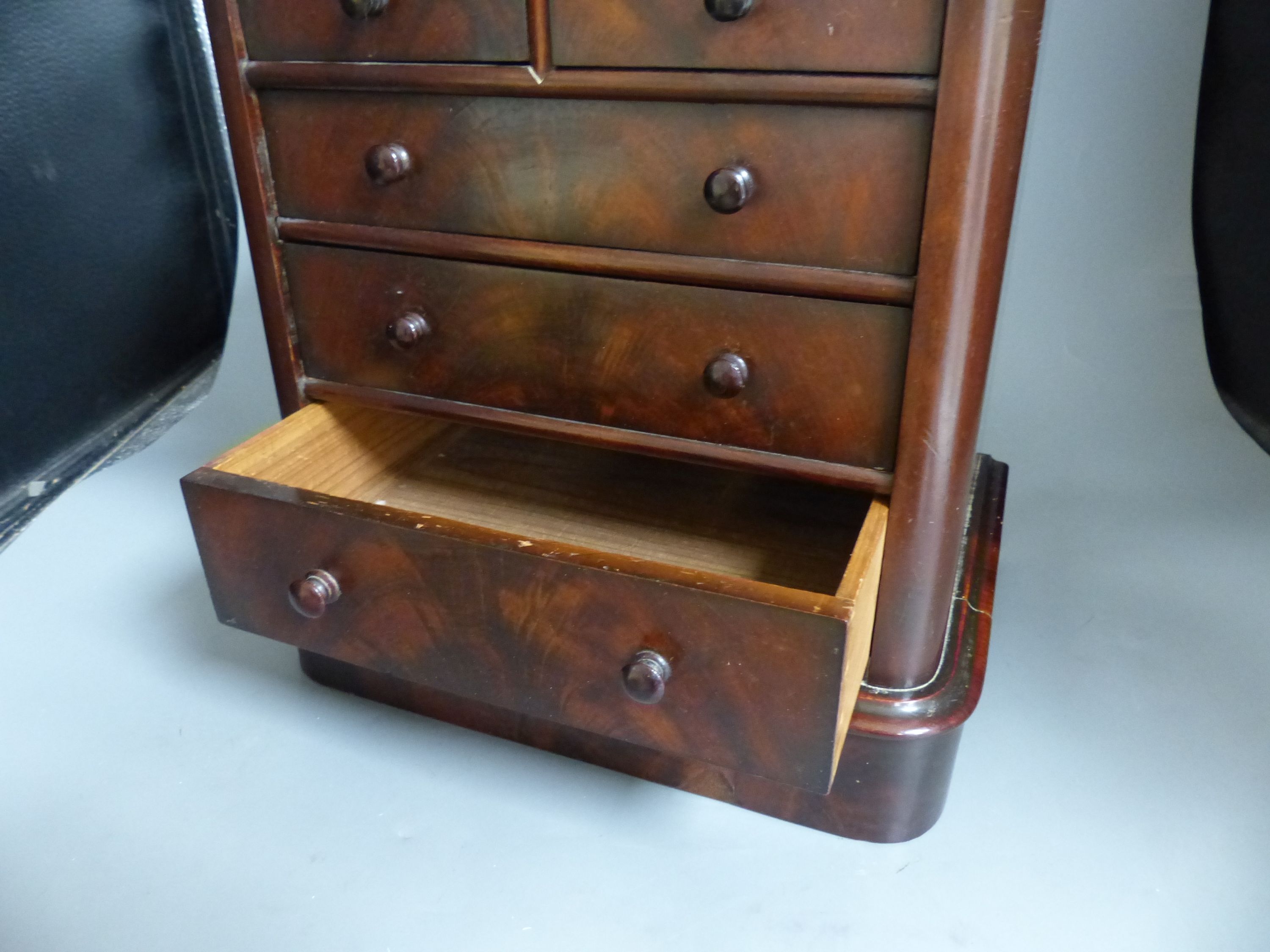 A Victorian miniature mahogany table top chest of drawers, height 35cm - Image 2 of 5