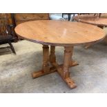 A Victorian style circular pine dining table, diameter 121cm, height 73cm