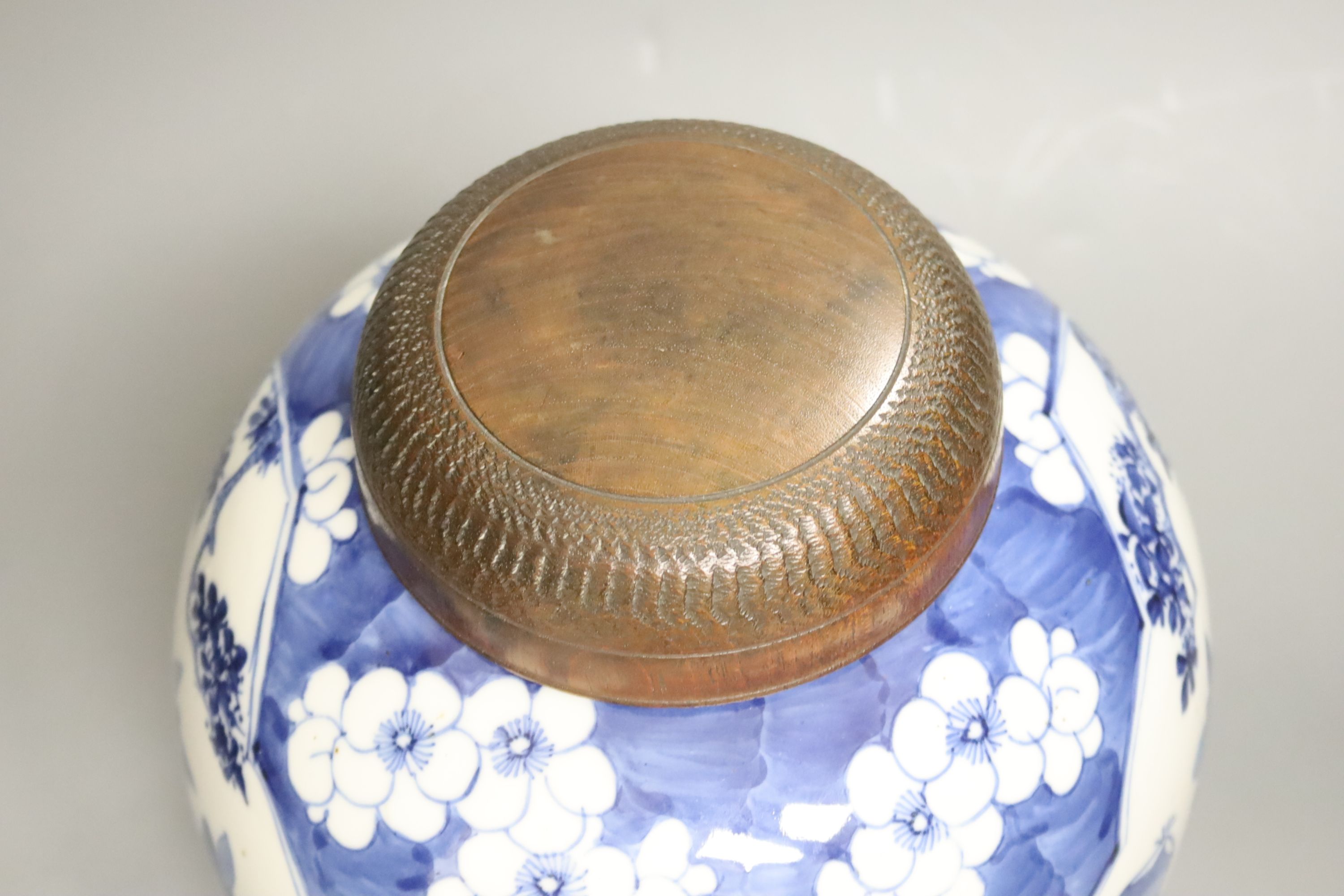 A late 19th / early 20th century Chinese blue and white jar, with wooden cover, height 25cm - Image 3 of 5