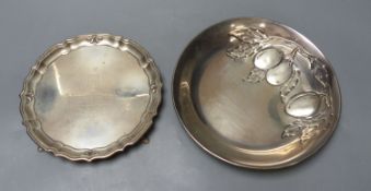 A George V silver waiter, Chester, 1921, 17.9cm and an Italian 800 standard white metal bowl