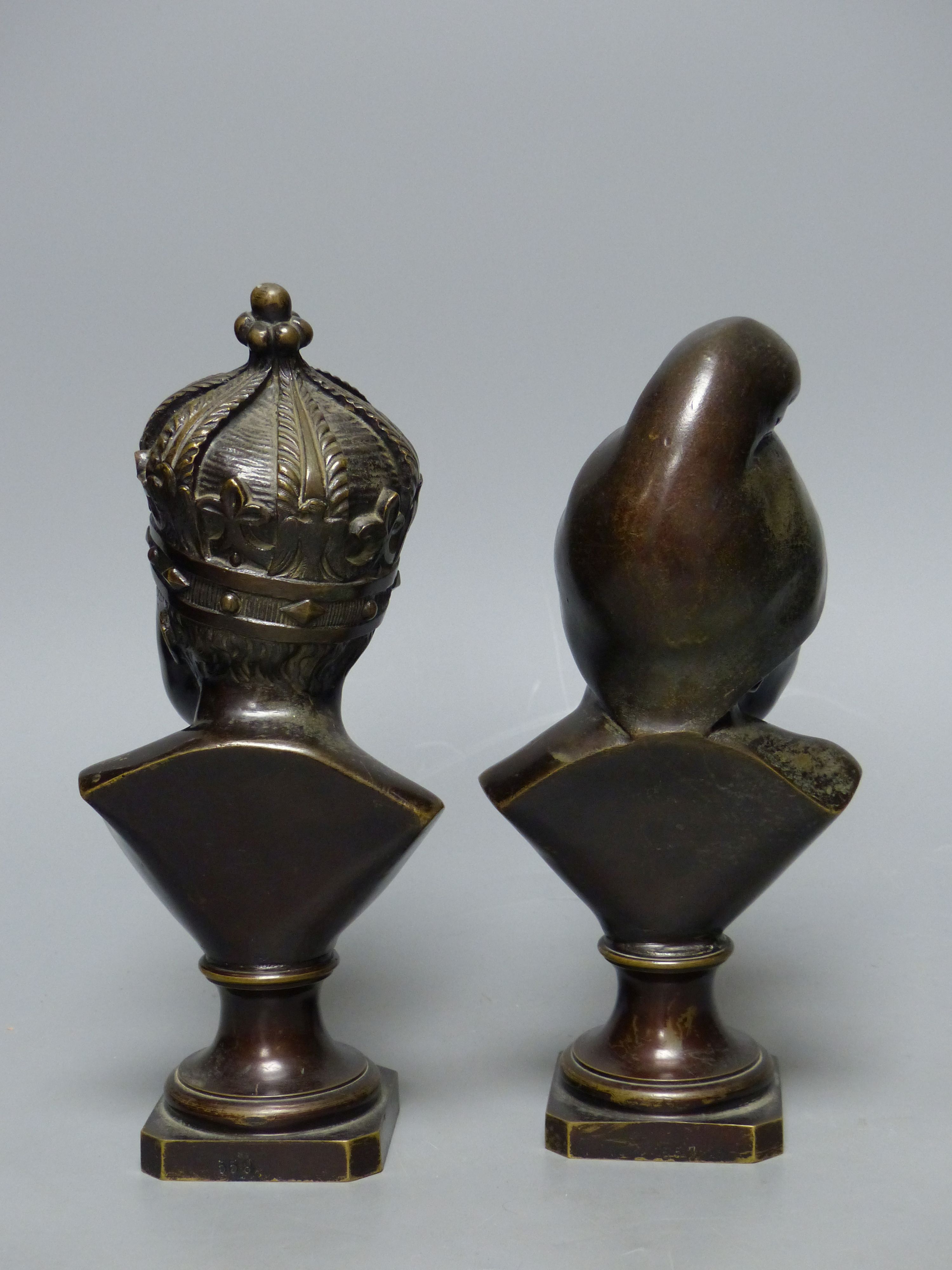 A small bronze bust of a child wearing a crown and another small bronze bust of a child, tallest - Image 5 of 5