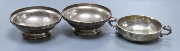 A pair of George VI silver pedestal nut dishes, Birmingham, 1939, 10.8cm and a similar two handled