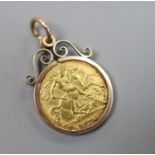 A 1914 gold half sovereign in a yellow metal pendant mount,gross 5.4 grams.