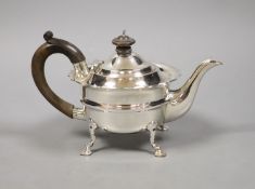 An Edwardian silver three piece tea set, comprising teapot, sugar basin and cream jug, Charles