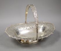 An Edwardian pierced silver oval cake basket, by Josiah Williams & Co, London, 1907, 35.2cm,25.5oz.
