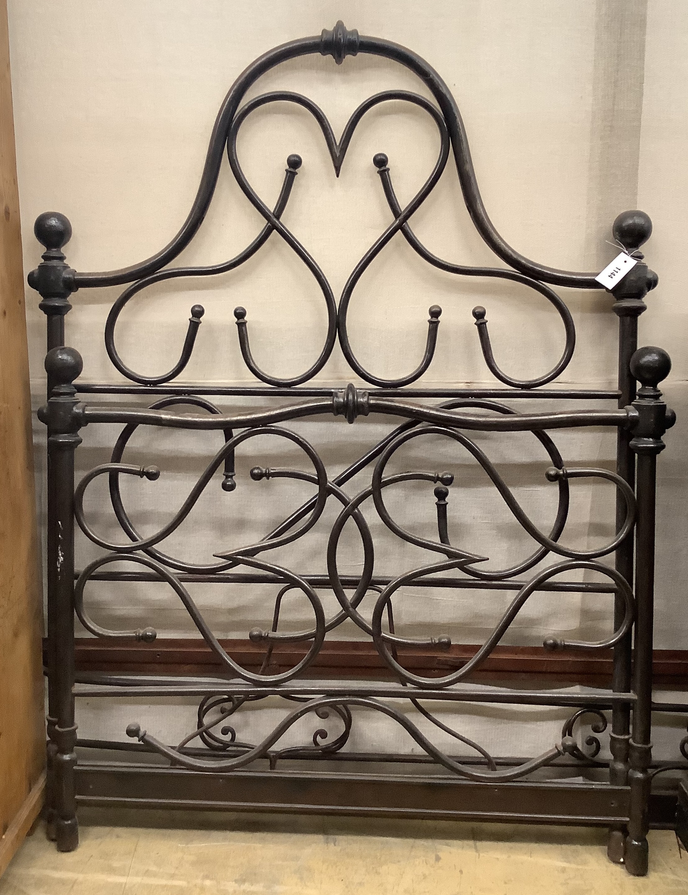 A wrought iron single bed frame, width 117cm