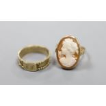 A William IV yellow metal mourning ring (lacking black enamel), with engraved initial and