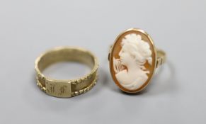 A William IV yellow metal mourning ring (lacking black enamel), with engraved initial and