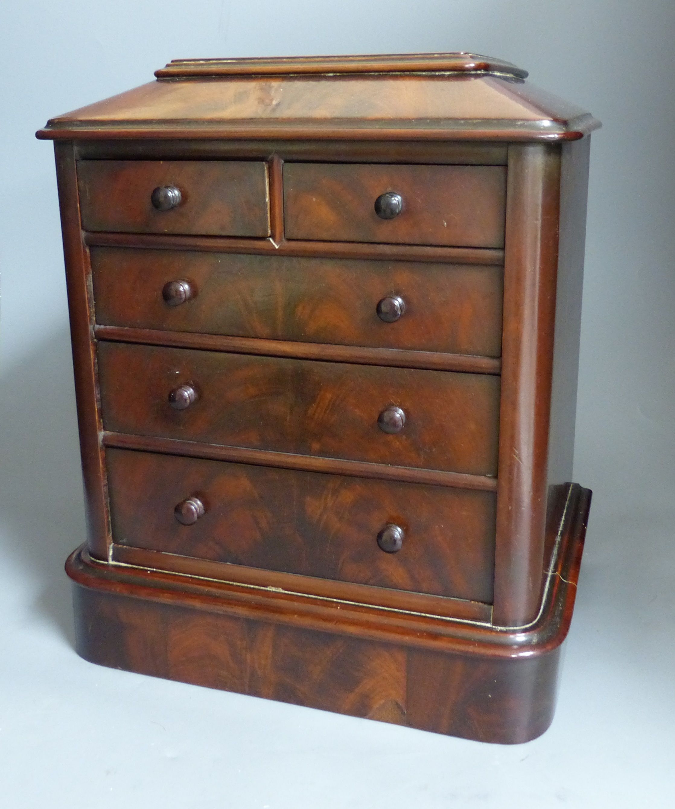A Victorian miniature mahogany table top chest of drawers, height 35cm - Image 3 of 5
