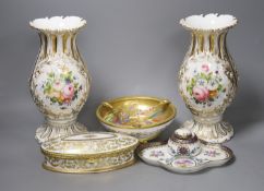 A Paris porcelain box and cover, c.1890, a pair Paris porcelain vases, a similar ‘fantastic birds’